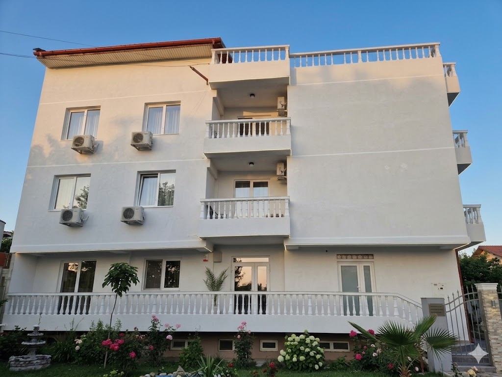 Fațada completă și grădina pensiunii Casa Tatiana